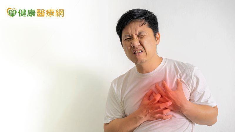 老菸槍候診中突發心肌梗塞! 2小時置支架成功救命