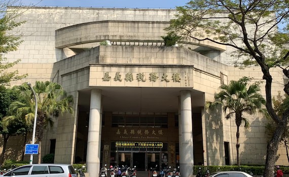 ▲嘉義縣財稅局減輕車主負擔,推車輛牌照稅歸戶服務。(圖/記者陳惲朋攝)