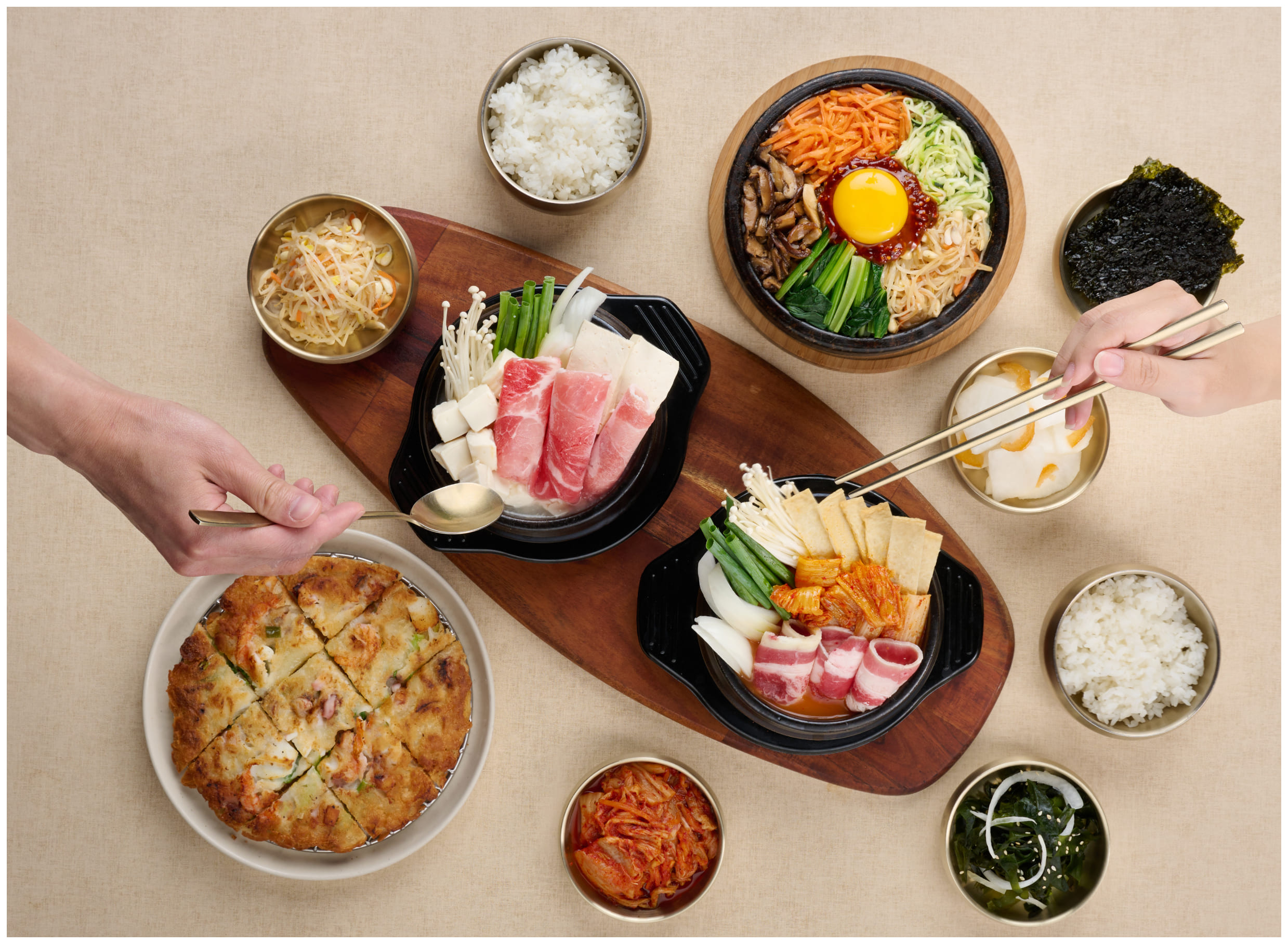 12/31前憑「初瓦 韓式料理」社群指定畫面前往內用消費任一套餐，就送220元加菜金。