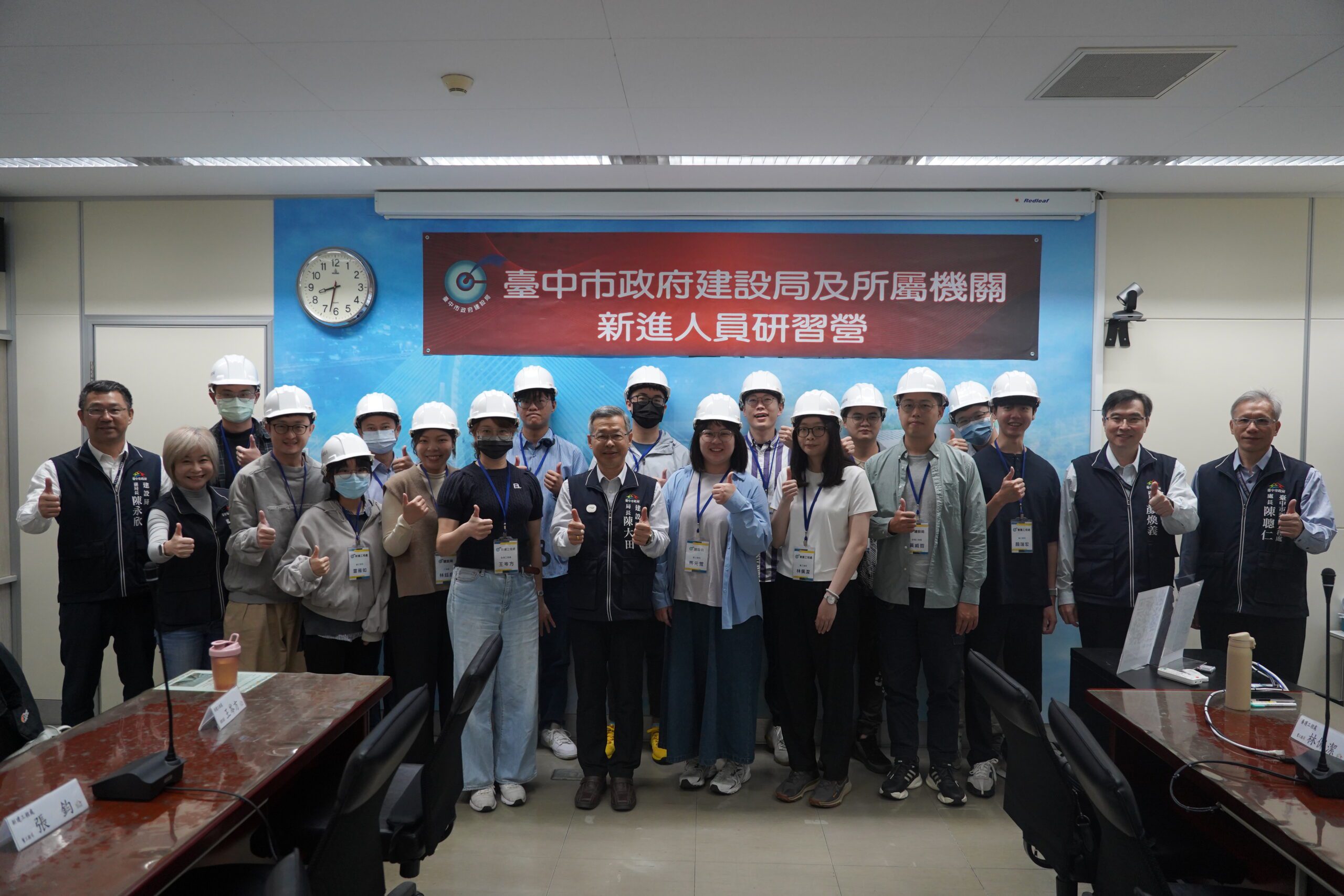 贈帽傳承使命! 中市建設局新進人員研習營 燃起城市建設新火花