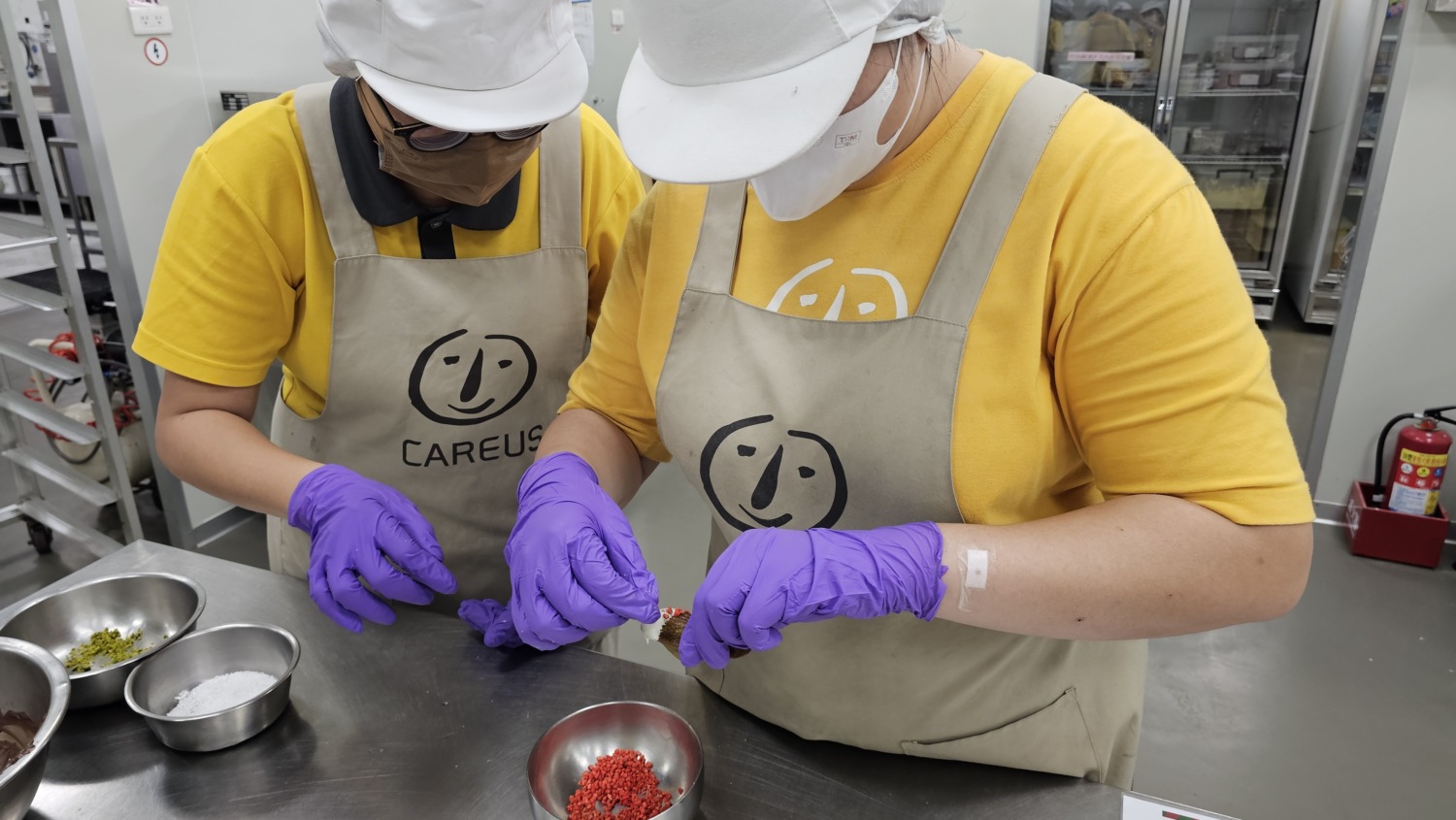 喜憨兒推出聖誕應景商品 透過烘焙訓練增強憨兒信心 消費滿額加贈韓團BTS公仔