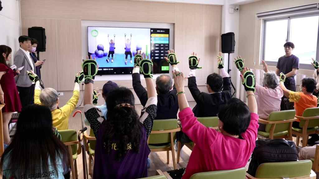 ▲AI健身房，長輩看著100吋的大電視一起做運動，還可以統計運動的狀態和時間。（記者林明佑翻攝）