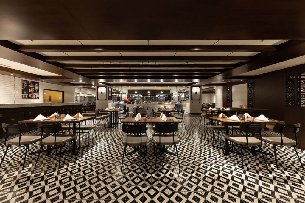 JR東日本大飯店台北鉑麗安全日餐廳，以精緻料理及季節性主題聞名，每兩個月更新一次菜色。