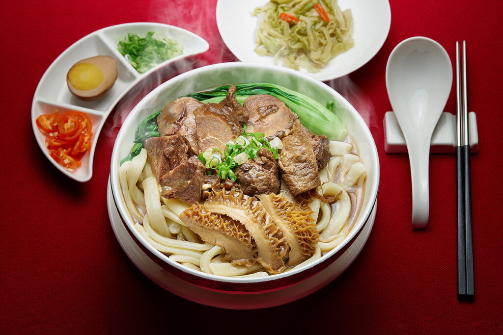 慶祝台灣隊世界12強棒球賽中奪冠，JR東日本大飯店台北推出「紅燒極品牛肉麵」第二碗半價超值優惠。