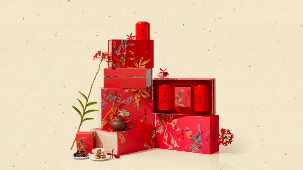 王德傳2024新春【熠熠】系列茶禮,融合百年製茶工藝、優質茶品、經典茶具與精緻茶食,祝願收禮者以光明迎向璀璨未來。