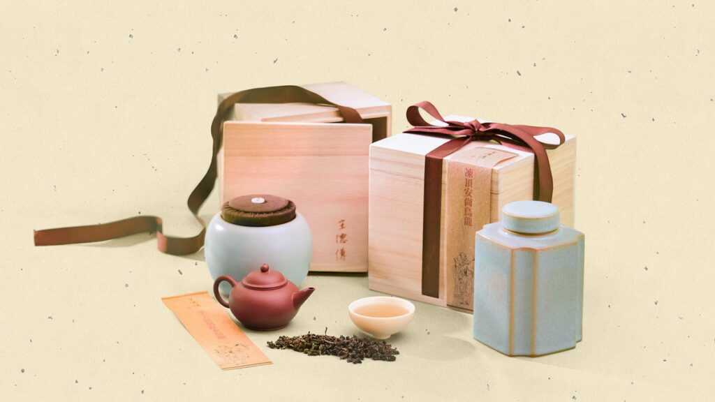 王德傳【天青茶禮】精選兩款十年存茶與【2024手工炭焙凍頂安尚烏龍】,更與藝術名家攜手開發藝術茶倉,珍藏時光釀製的茶香。