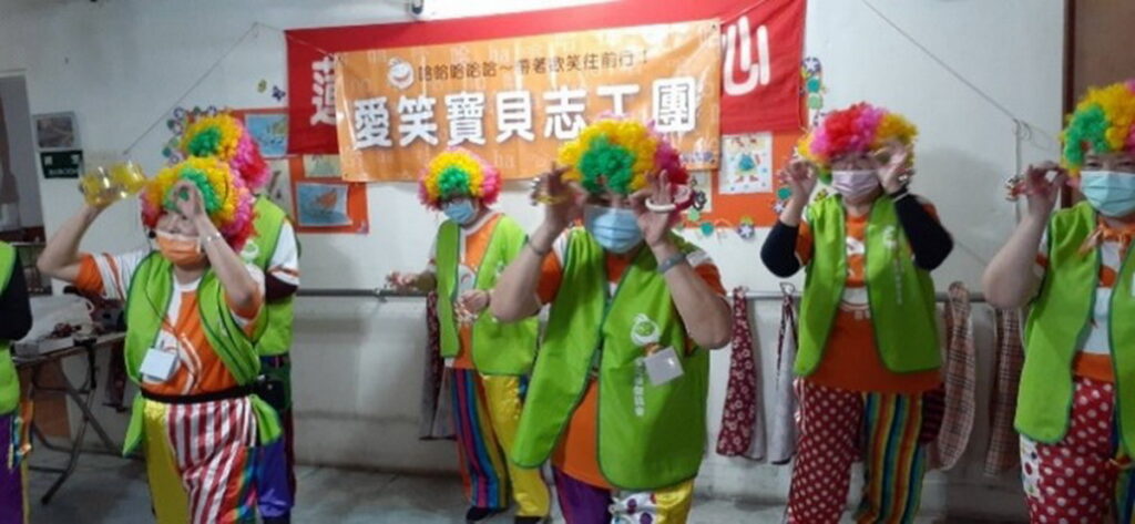 「愛笑寶貝志工團」發揮以老扶老精神，長輩們走出家門、身體力行服務其他長輩。