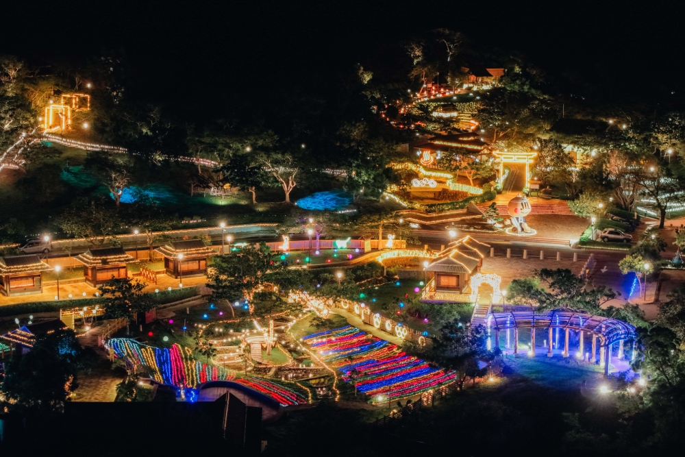 賞雪不用出國 奇幻白雪降臨佐登妮絲城堡 雀客酒店集團祭限時優惠 屏東四重溪推101天溫泉光影饗宴 240 四重溪溫泉公園燈區