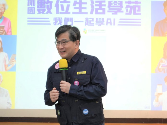 圖2、智發會主委吳肇銘邀請長輩透過輕鬆有趣的課程「一起學AII」。 0