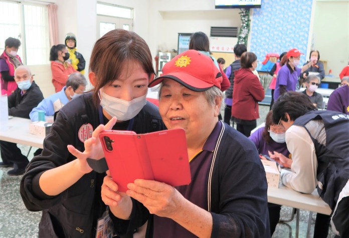 圖4、桃園智發會在關懷據點教長輩用AI編修照片。 0