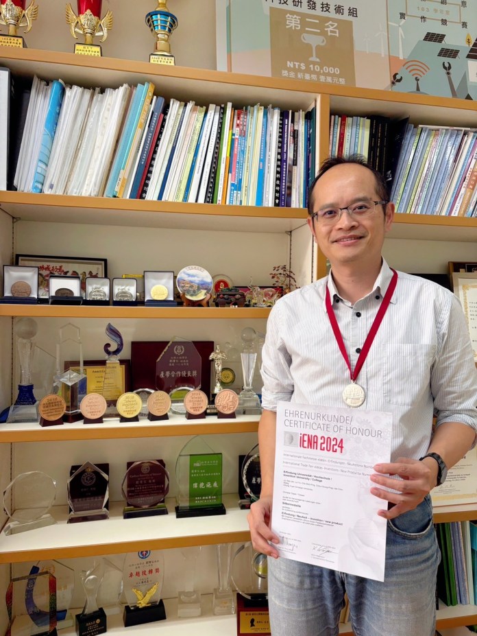 德國紐倫堡國際發明展圓滿落幕 中原大學抱回4大獎 83 02 中原大學化工系教授劉偉仁以綠色能源專利,榮獲「德國紐倫堡國際發明展」銀牌。 0