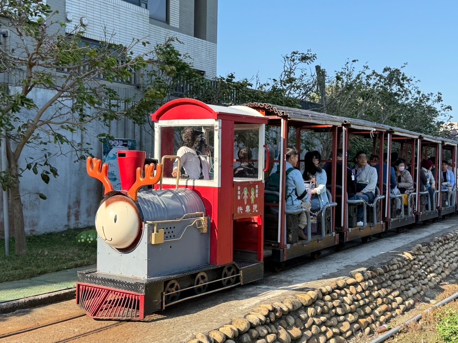 體驗搭乘槺榔驛的古輕便車,回溯日治時期的歷史文化。(圖/記者林照東翻攝)