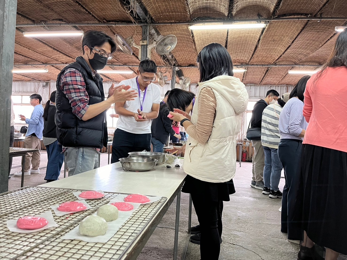 親手製作傳統紅龜粿,體驗新竹的在地手作工藝。(圖/記者林照東翻攝)