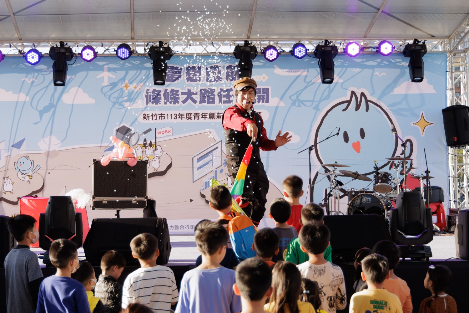 氣球魔術師菲力哥哥的精彩表演,現場反應熱烈。(圖/記者林照東翻攝)