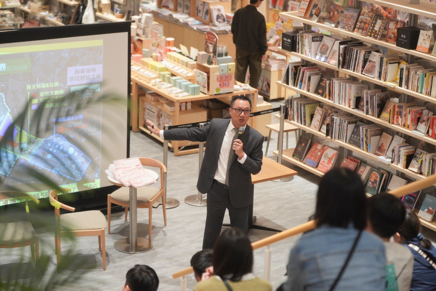 赫曼咖啡王進忠總經理跟青年朋友分享創業經驗。(圖/記者林照東翻攝)