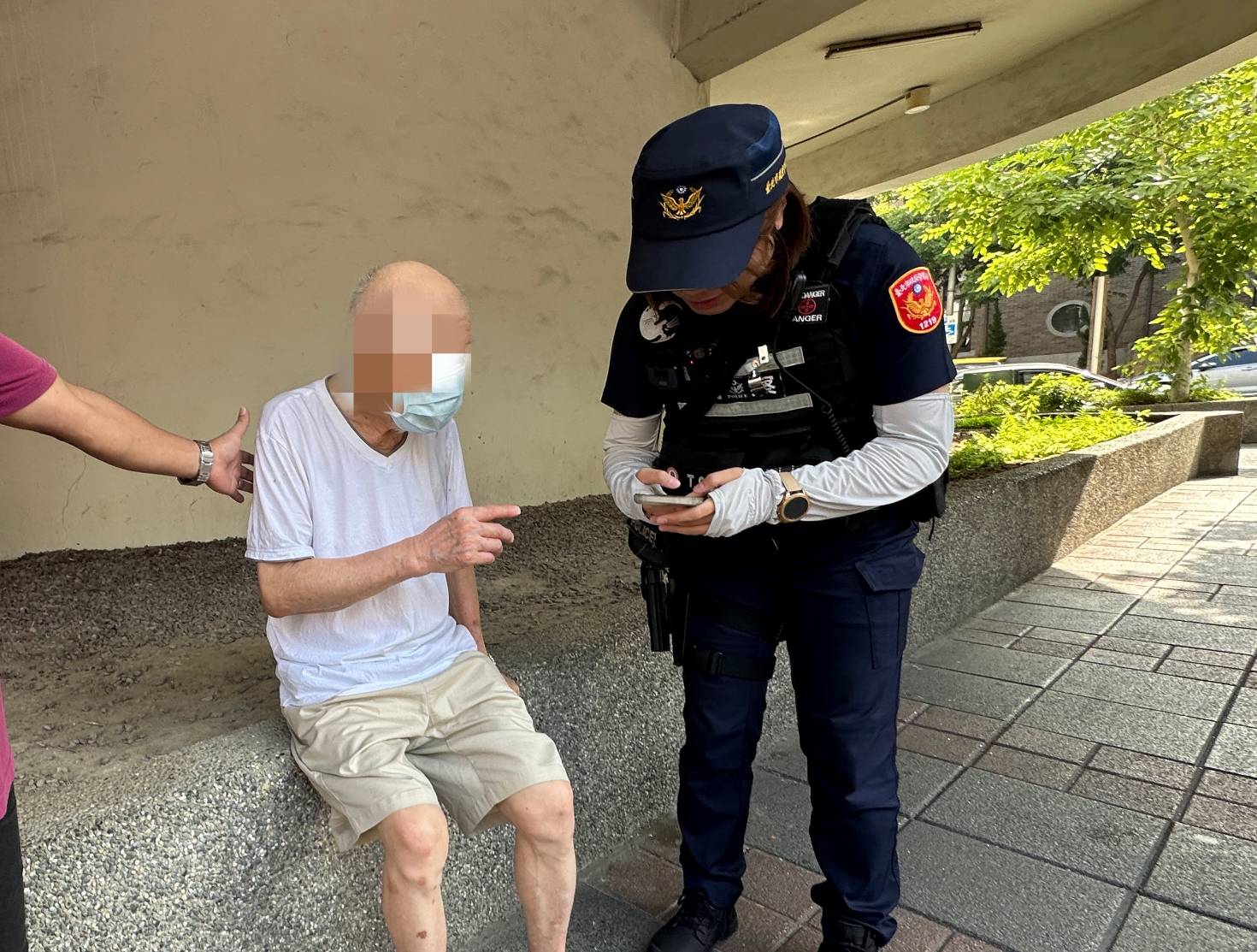 寧夏路派出所接獲熱心民眾報案,指稱有一名老翁身體虛弱、表情痛苦地躺在花臺上。(記者 黃荷琇翻攝)