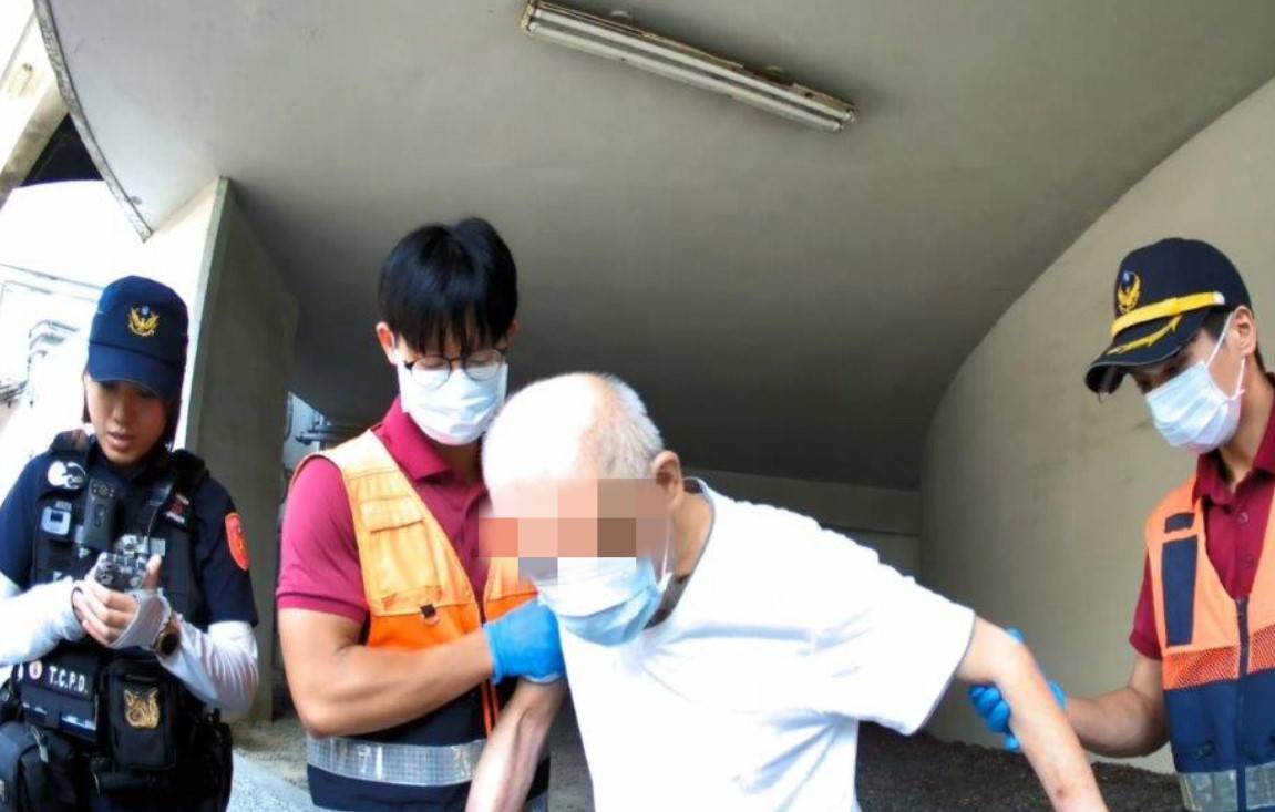 經過員警耐心勸說並溫言開導,成功說服老翁配合送醫。(記者 黃荷琇翻攝)