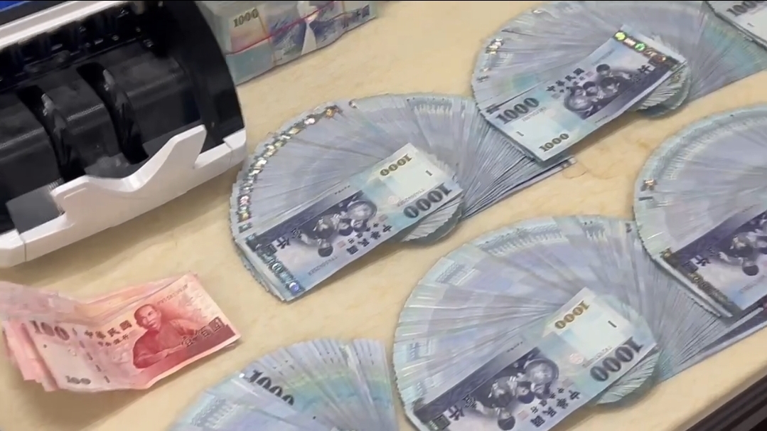 警方透過監視器追蹤資金流向,共計查扣贓款271萬元。(記者 黃荷琇翻攝)