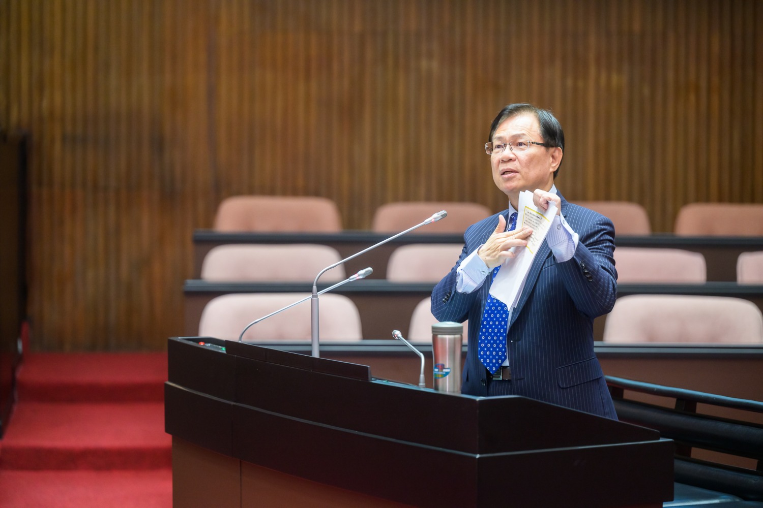 張啓楷表示,根據《公務人員安全及衛生防護辦法》第十九條規定,各機關對公務人員基於其身分與職務活動所可能引起之生命、身體及健康危害,應採取必要之預防及保護措施。(圖/張啓楷國會辦公室)