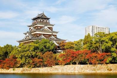 赴日腳踩450年遺址 昔日「浮城」變罕景