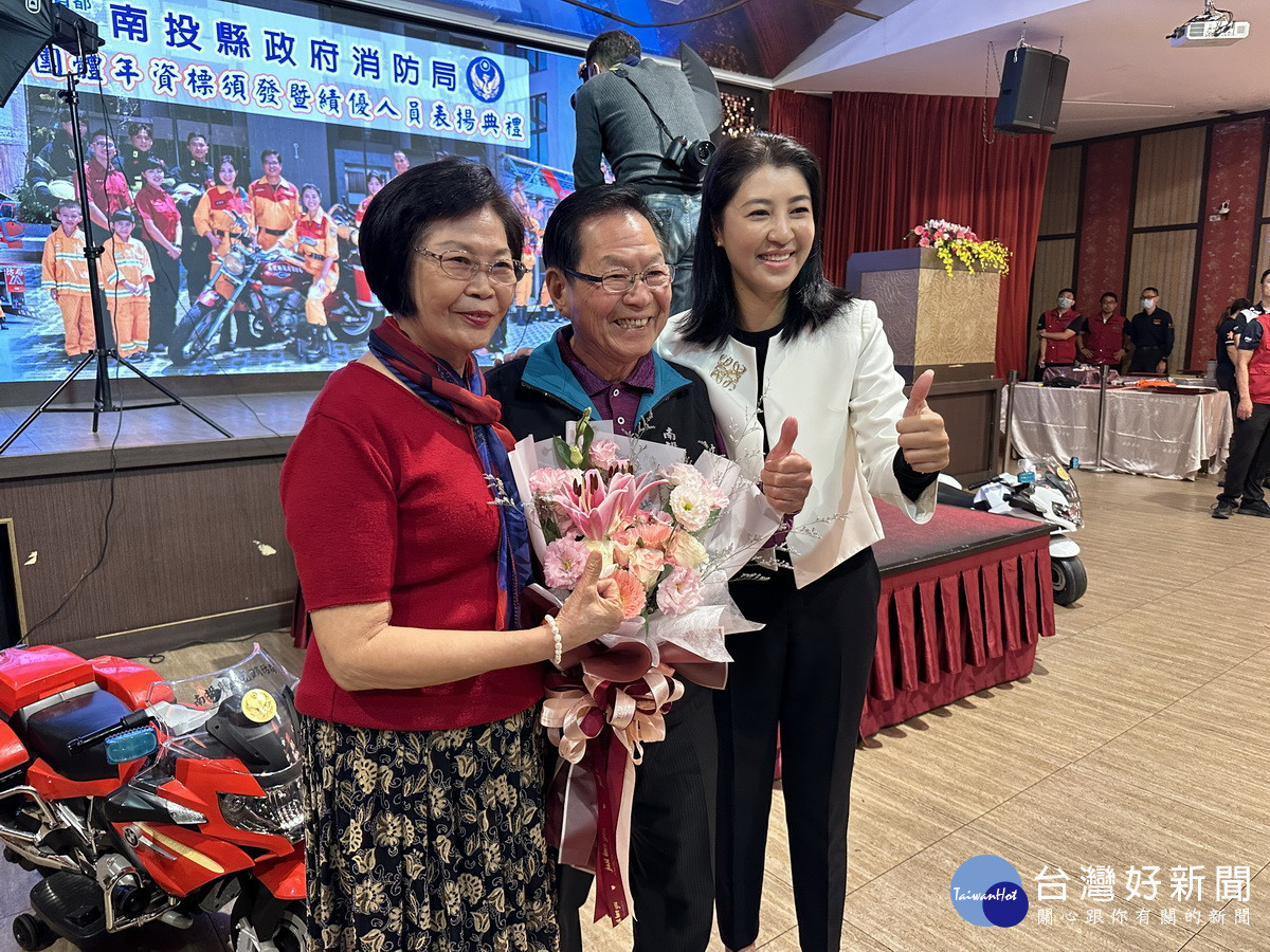 年資達55年的簡建豐(中)精神令人感佩。(記者扶小萍攝)<br /><br />