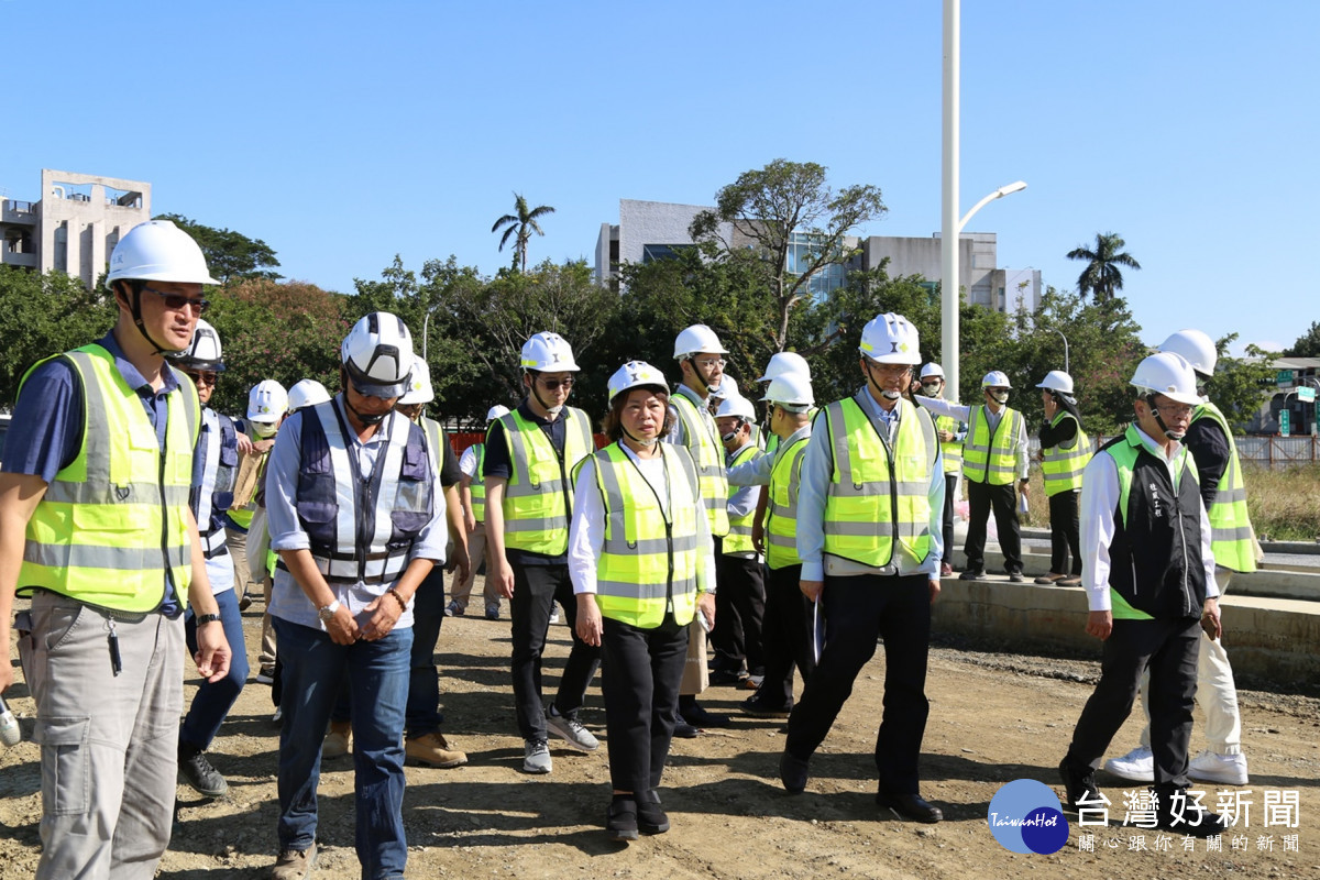 嘉義市長黃敏惠率領市府團隊視察「建國二村、復興新村地區市地重劃工程」進度／嘉義市府提供
