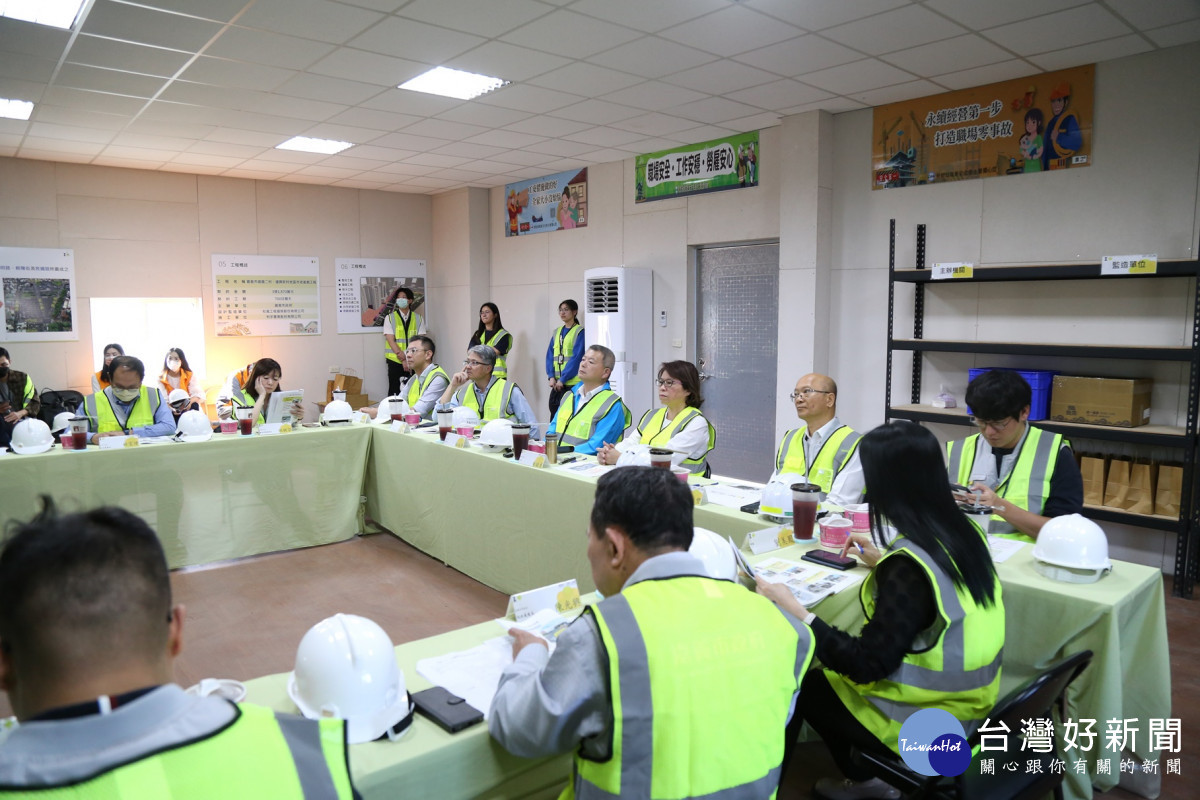 嘉義市長黃敏惠聽取「建國二村、復興新村地區市地重劃工程」施工團隊簡報/嘉義市府提供