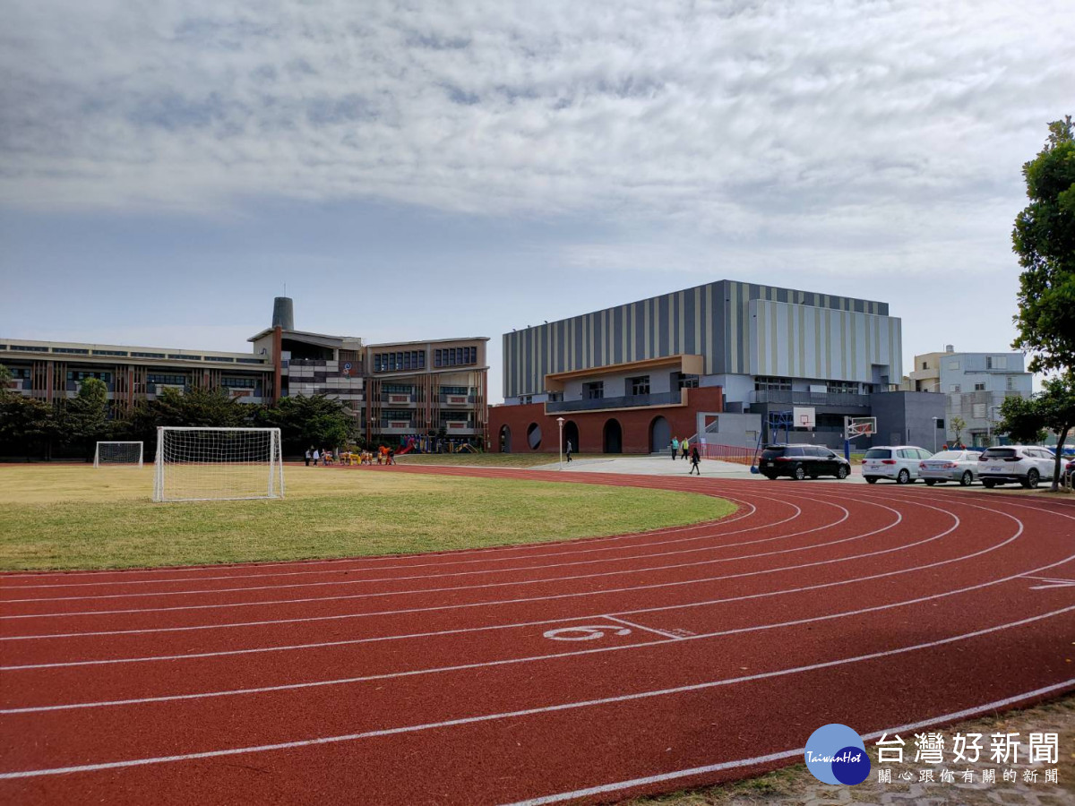 花壇國小創校111年投入1.5億大翻新,學生活動中心暨操場跑道籃球場落成啟用。圖/記者鄧富珍攝