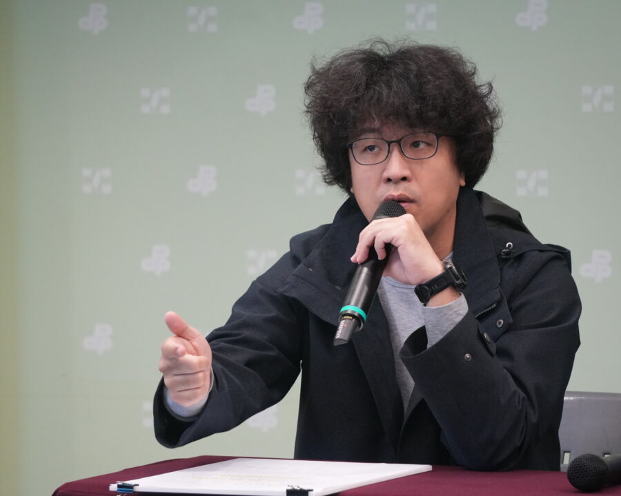 圖/立委沈伯洋強調,國民黨正上演「門戶洞開,毀滅防衛三部曲」:砍潛艦預算削弱戰力、修《民防法》削減後勤支援、修《全動法》削弱全民防衛意志。(民進黨提供)