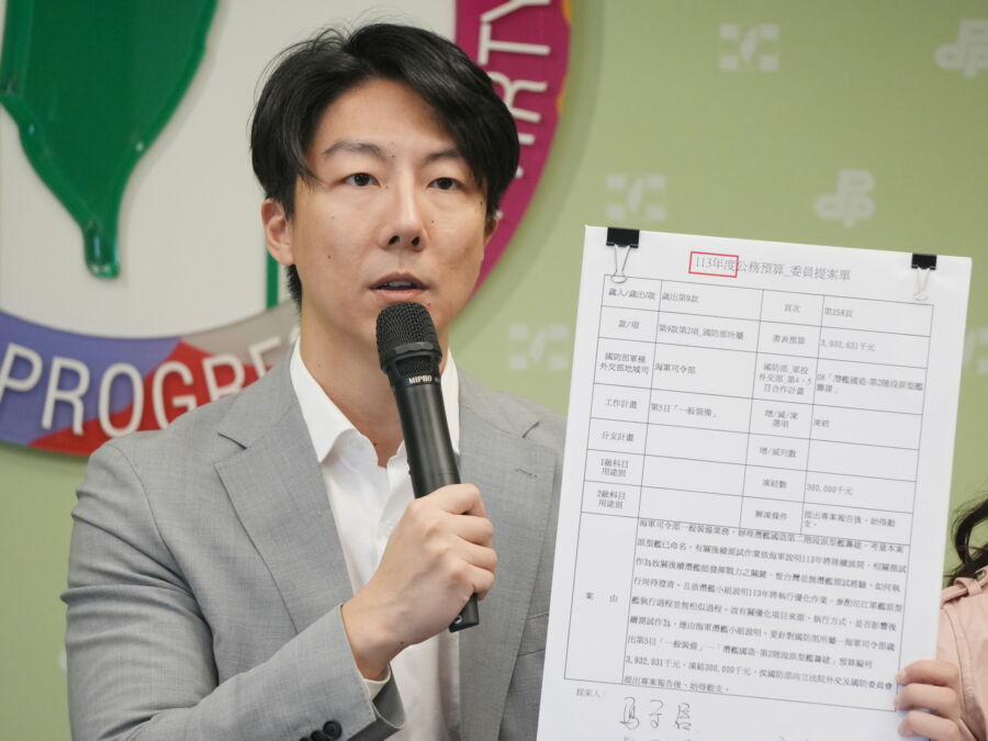 圖/吳崢指出,台灣長期面對中國文攻武嚇,共機擾台頻率增加,迫切需要提升國防自主能力。(民進黨提供)