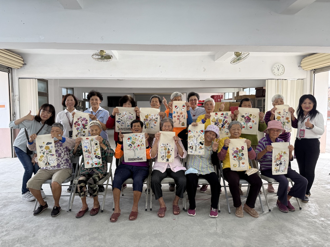 ▲故宮南院與嘉義長庚醫院合作推織品卡,喚長者美好記憶。(圖/故宮南院提供)