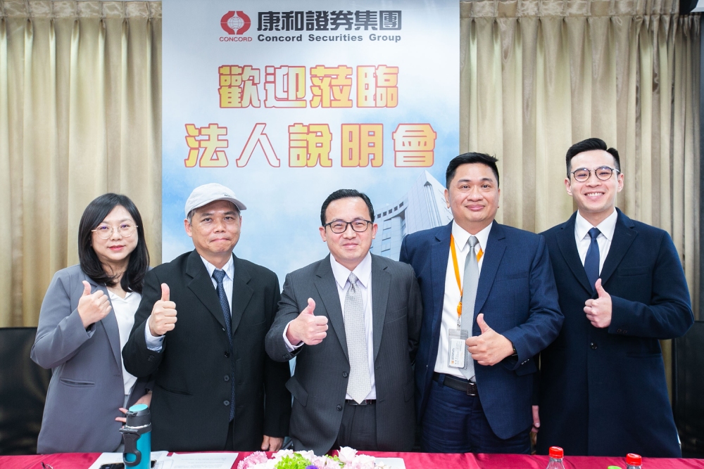 擷發科技12月9日登錄興櫃 專注AI與IC設計2025營運成長可期 215 圖左三為董事長楊健盟、圖左二為副執行長 劉沛穎、圖右二為技術長吳展良。