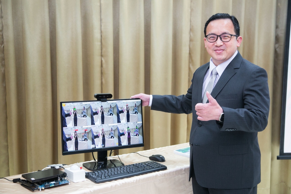 擷發科技12月9日登錄興櫃 專注AI與IC設計2025營運成長可期 216 擷發科技(7796)將於12月9日正式登錄興櫃交易圖為董事長楊健盟。