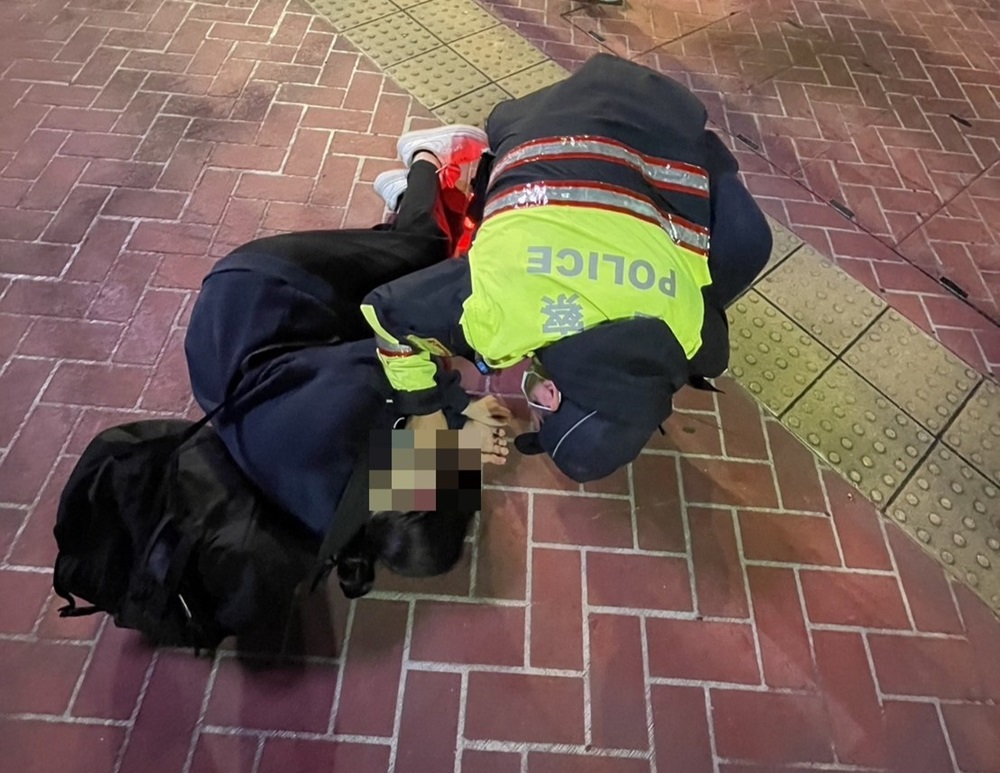 逛新北歡樂耶誕城突昏厥 警迅速救援20歲女脫險 200 cnews204241127a08