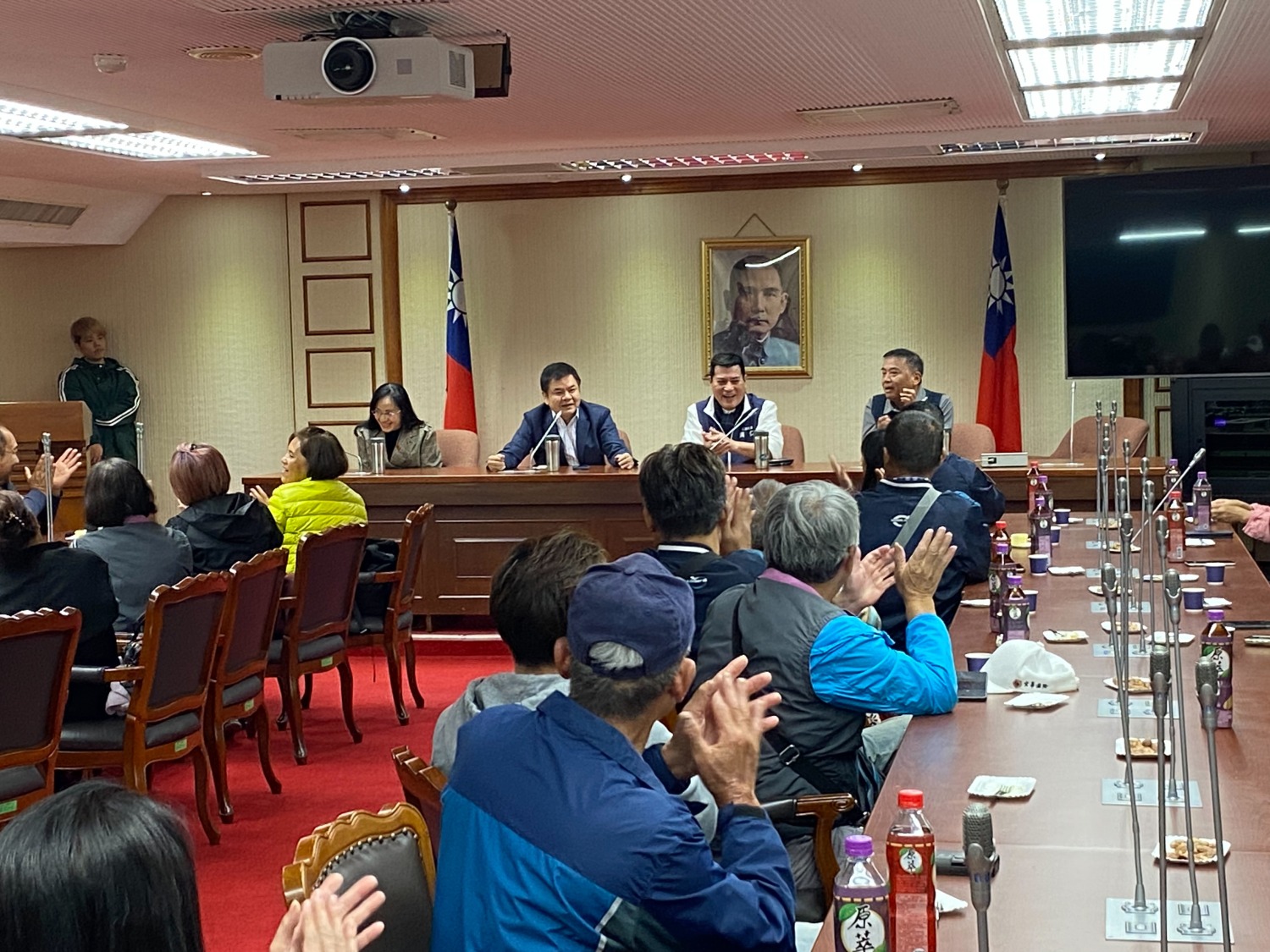 國民黨平地原住民立委黃仁(右2)及同黨山地原住民立委盧縣一(右1),民進黨立委陳瑩(左1)、莊瑞雄(左2)出席與會。(記者包克明 攝)