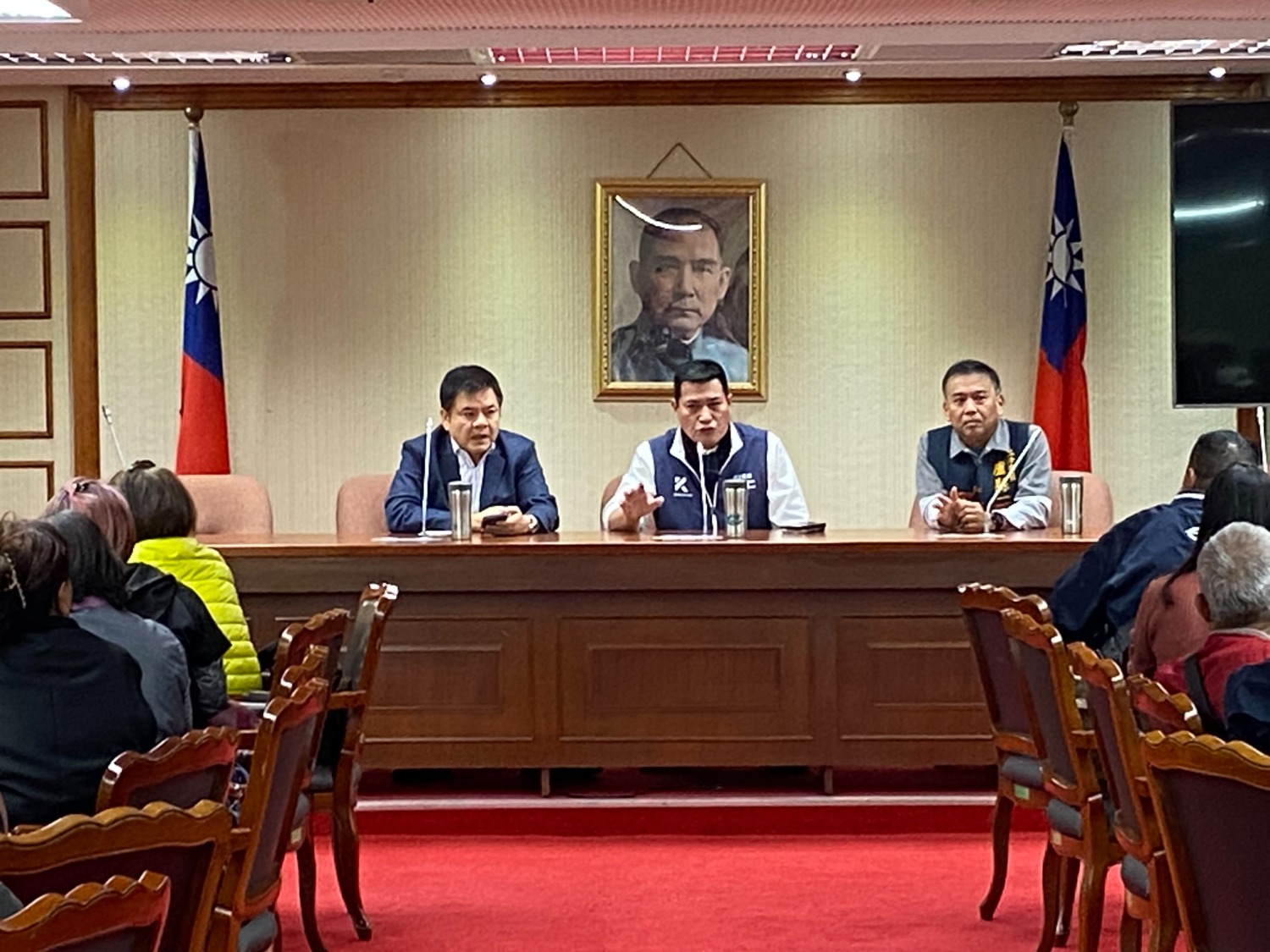 黃仁(中)主張,他提出的13項亟待解決的問題,未解決前不應上路。(記者包克明 攝)