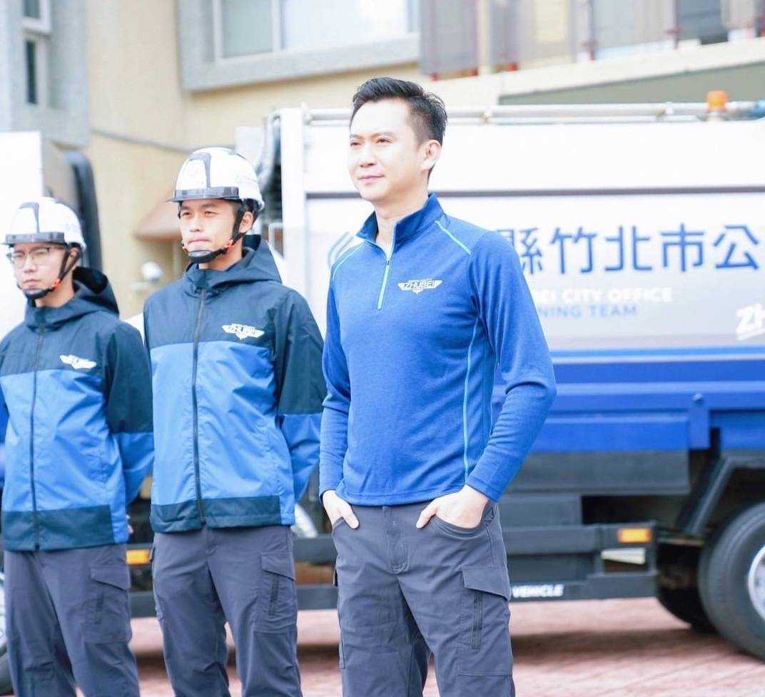 鄭朝方市長親自為清潔隊員制服操刀設計,營造高科技感與都會時尚風格,重新定義環保工作核心價值。(圖/記者黃溎芬翻攝)
