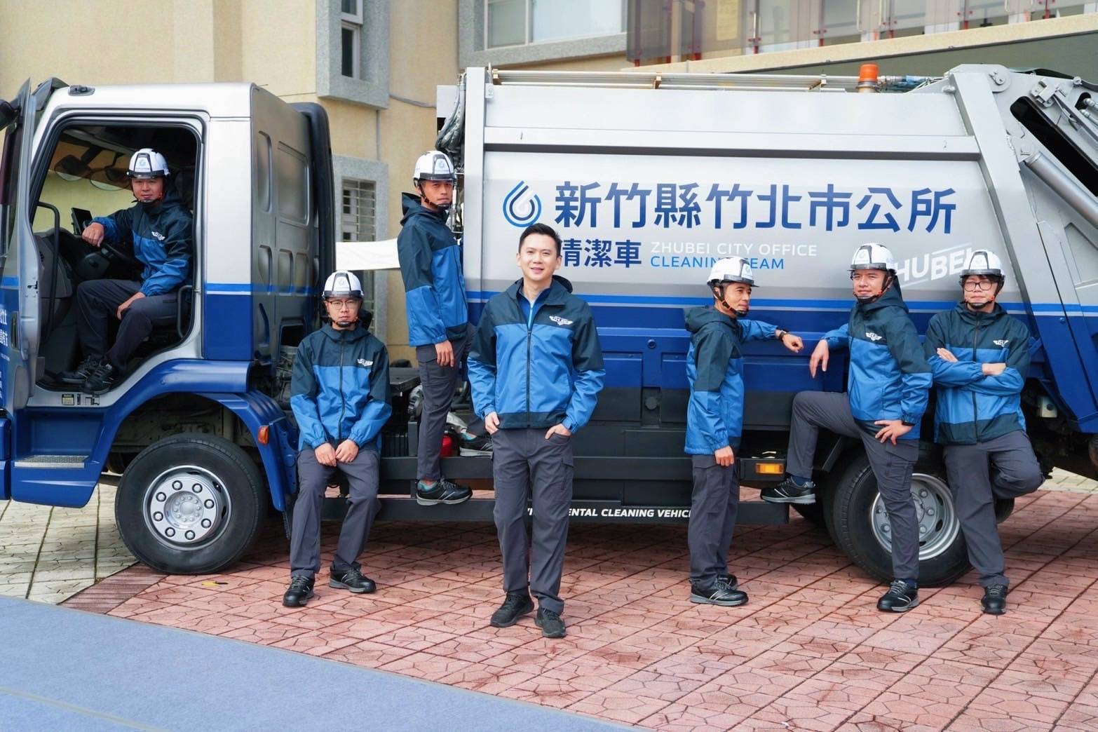竹北市公所鄭朝方市長團隊率先推出全新塗裝的清潔車及隊員工作服,榮譽正名超前。(圖/記者黃溎芬翻攝)