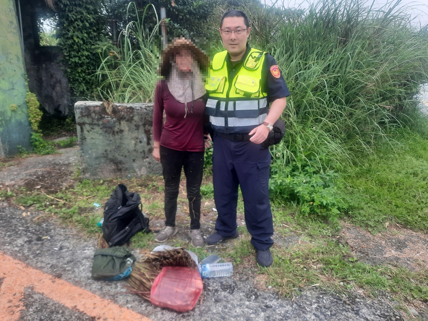 新北市金山區的林姓老婦獨自上陽明山採箭筍,不慎迷失方向受困山中,所幸北投分局竹子湖派出所警員張凱翔電話聯繫婦人以手機定位,才順利協助老婦獲救。(圖/記者薛秀蓮 翻攝)