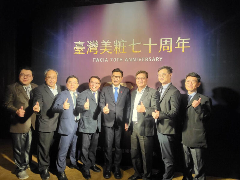 圖文:柯建邦常務理事/林峰鈺常務理事/陳科仰台中化妝品公會理事長/陳政治台灣化妝品公會理事長/江啟臣立法院副院長/牛津博士陳耀寬顧問/施賓豪常務理事/廖述正GMP副主委。