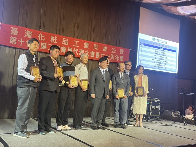 圖文:外交部長林佳龍頒獎資深老牌化妝品工廠加入工會50年。