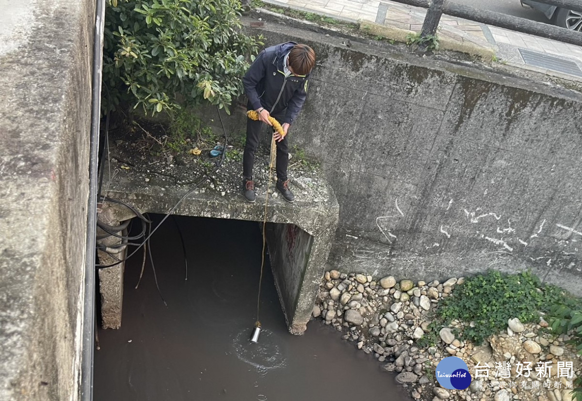 蘆竹區大坑溪遭染紅,桃園市環保局污染監控中心,隨即調派線上稽查人員趕往現場稽查。