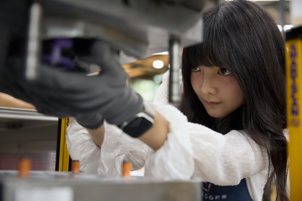 原本被當作垃圾的PP杯與其他生活廢料能重獲新生再製作成鏡框，讓民眾感受永續再生的力量。（圖／寶島眼鏡提供）