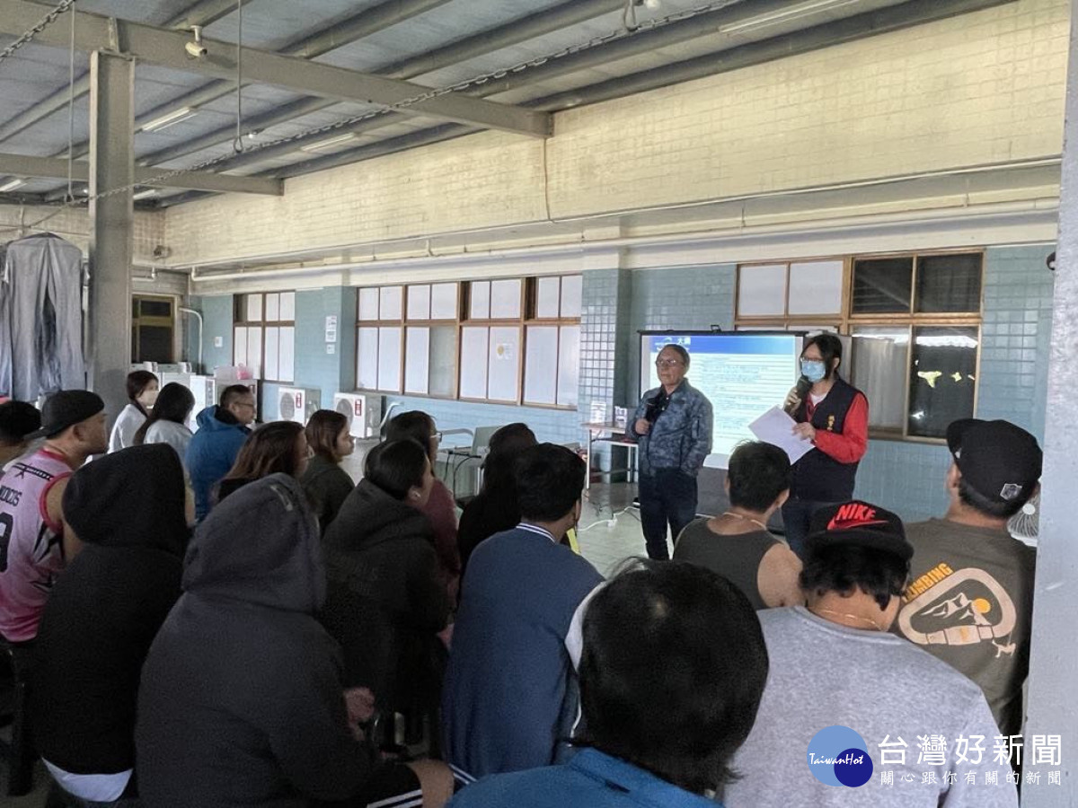 楊梅分局在微型電動二輪車正式掛牌納管大限前夕，對外籍移工加強巡迴宣導。