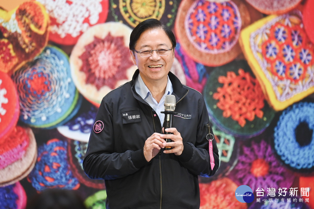 桃園市長張善政於「愛心小餅乾—粘碧華刺繡工藝展開幕記者會」中致詞。<br /><br /> 