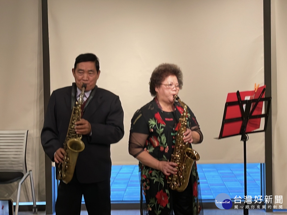 感恩音樂會的發起人許先生做薩克斯風表演。圖/記者鄧富珍攝