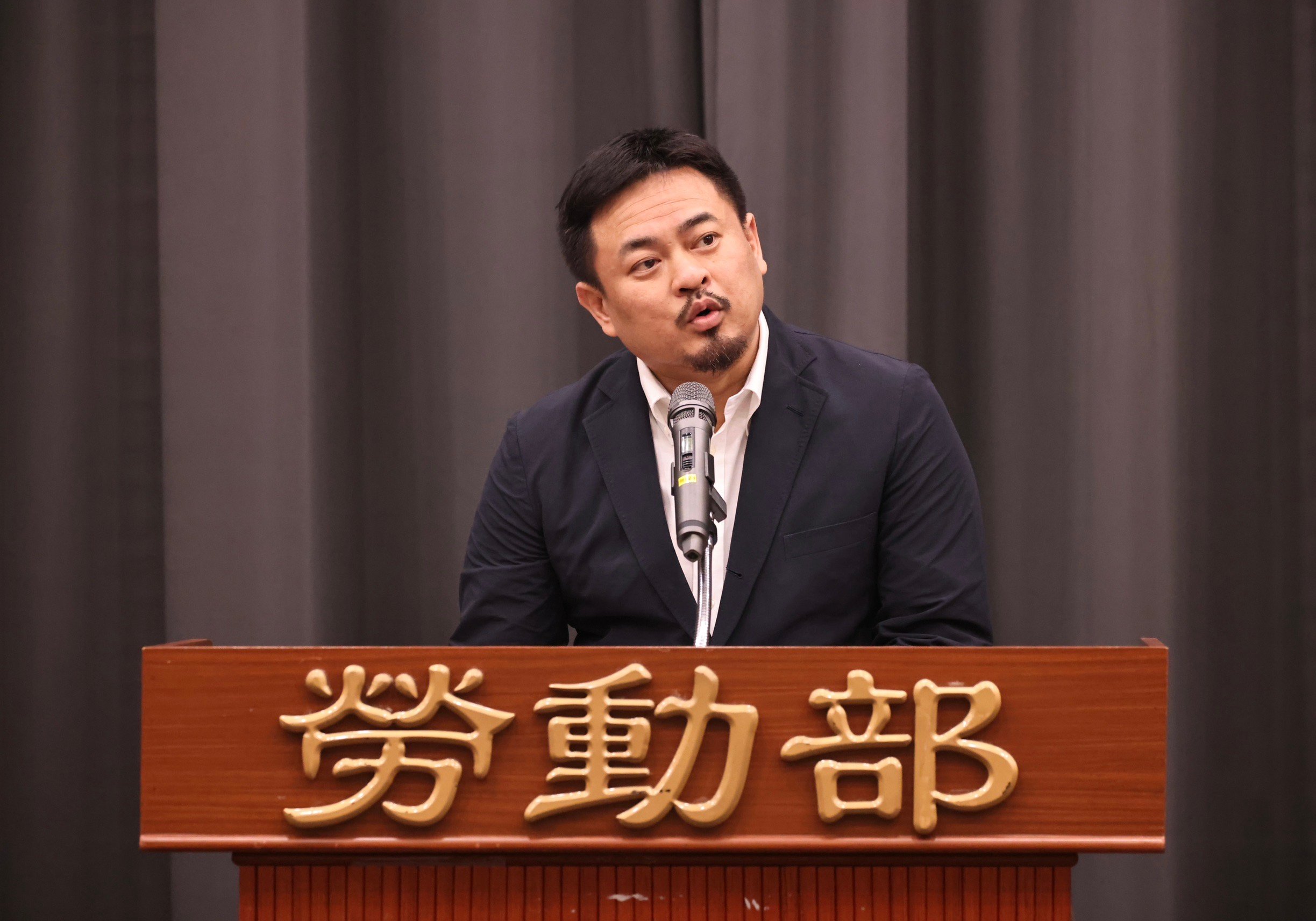 洪申翰25日接任勞動部長,他致詞時承諾將改善勞動部成友善職場典範,找回社會信任並守護勞工權益。林啟弘攝