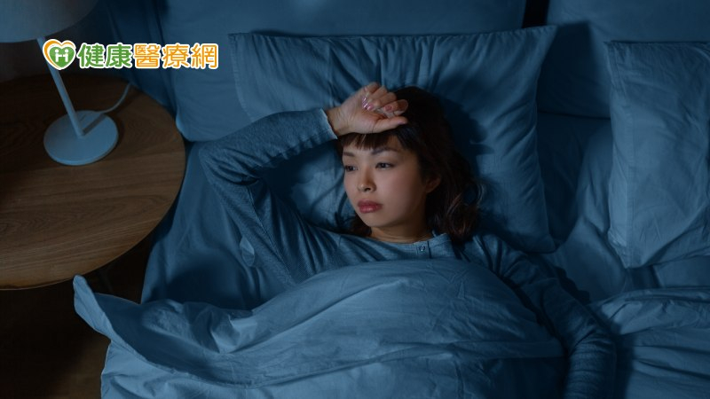 秋冬換季容易睡不好有4主因！　營養師推薦3助眠食物幫助改善