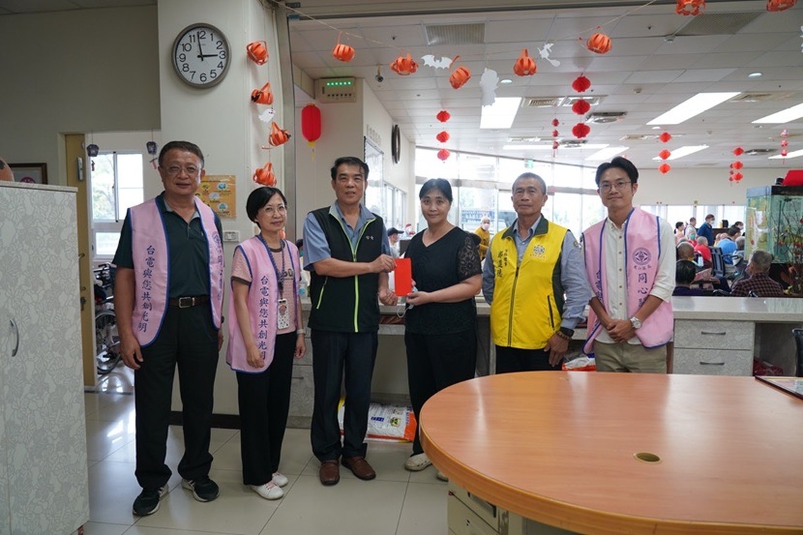 歲末送暖 台電鳳山區處關懷地方發送慰問金
