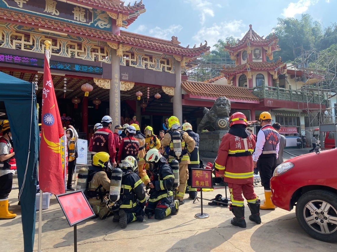 高雄市政府消防局第六大隊於甲仙區龍鳳寺辦理水源缺乏地區火災搶救演練暨組合訓練